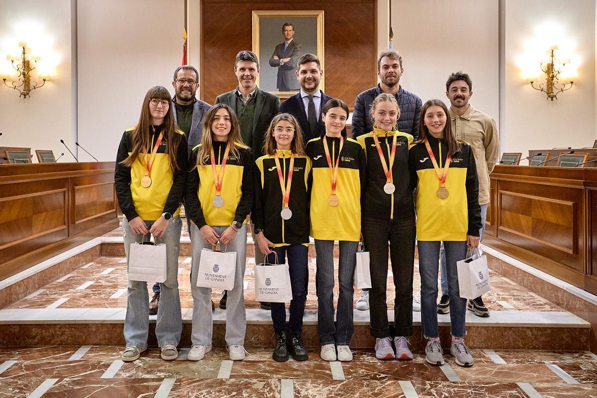 Las autoridades, las atletas, los técnicos y el presidente del club, en la recepción