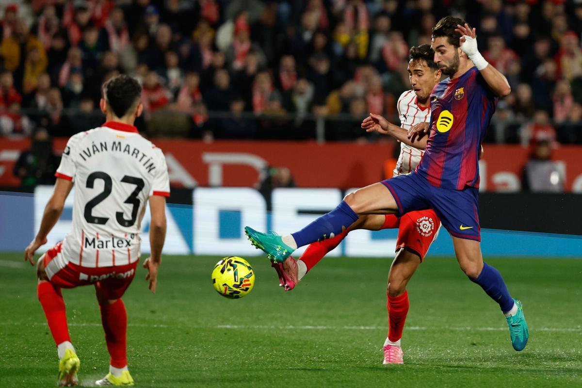 Vitor Reis defiende a Ferran Torres.