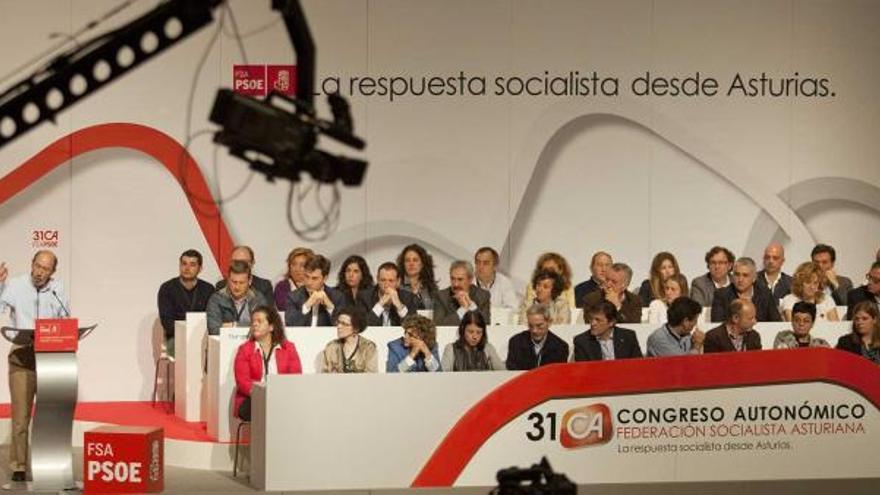 El secretario general del PSOE, Alfredo Pérez Rubalcaba, a la izquierda, hablando al plenario del congreso ante la nueva ejecutiva de la FSA.