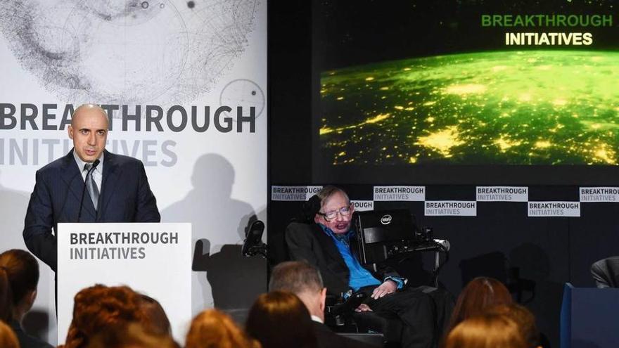 Yuri Milner, de pie, explica el proyecto con Stephen Hawking a su lado, ayer, en la Royal Society de Londres.