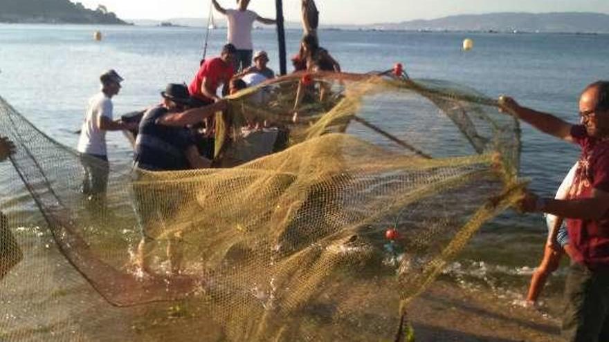 La demostración del arte de la rapeta en la playa de Banda do Río, en el centro de Bueu. // Lidia Nieves