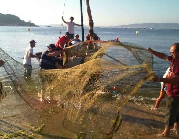 La demostración del arte de la rapeta en la playa de Banda do Río, en el centro de Bueu. // Lidia Nieves