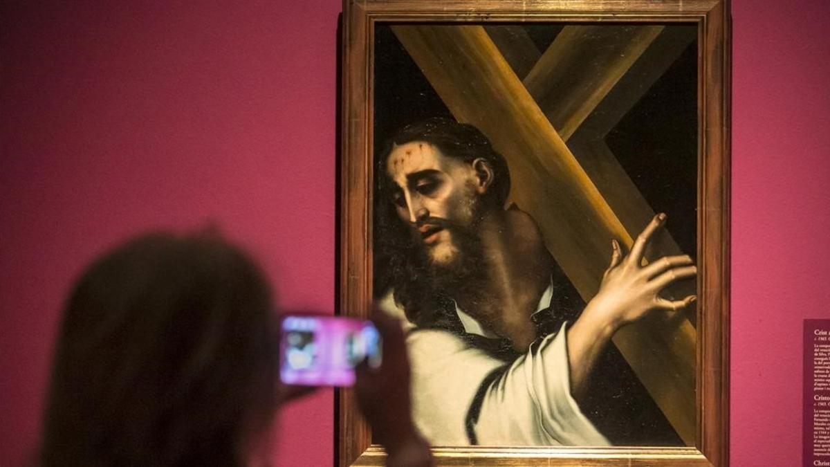 El óleo 'Cristo con la cruz a cuestas', que forma parte de la exposición de Luis de Morales, en el MNAC.