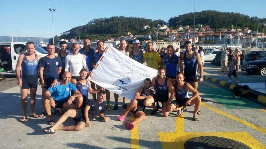 Los remeros de Mera posan con la Bandeira San Pedro de Muro.