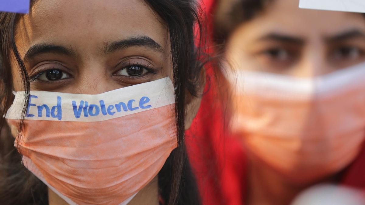 Una mujer pakistaní se manifiesta contra la violencia de género en Lahore.