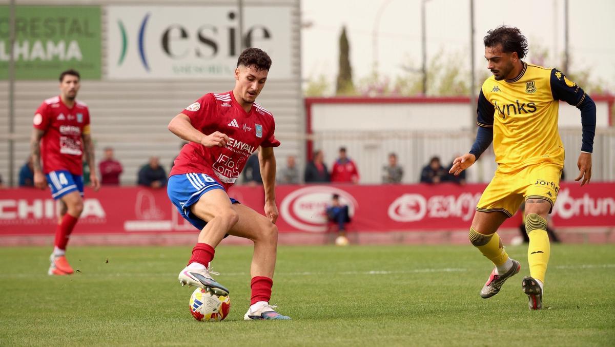 Óscar Carrasco hace unr recorte durante el partido en casa ante el Alcorcón.