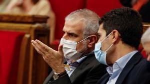 El presidente del grupo parlamentario de Ciutadans, Carlos Carrizosa, junto al diputado de su formación Nacho Martín Blanco, en el Parlament.