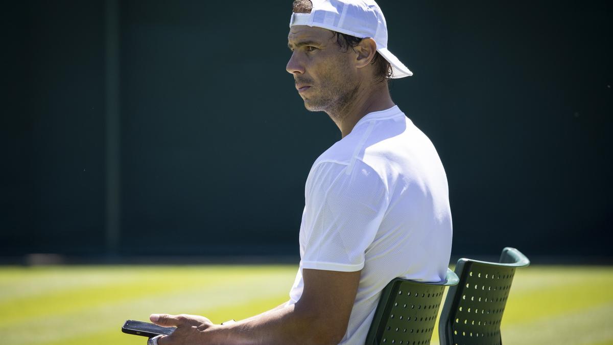 Nadal se ejercitó por la mañana en las pistas de Wimbledon.