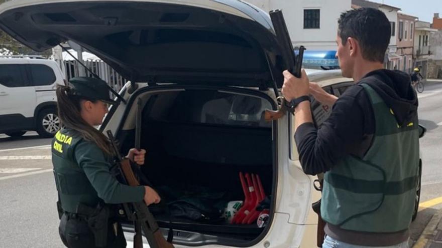 Guardias civiles intervienen las armas de fuego al hombre.