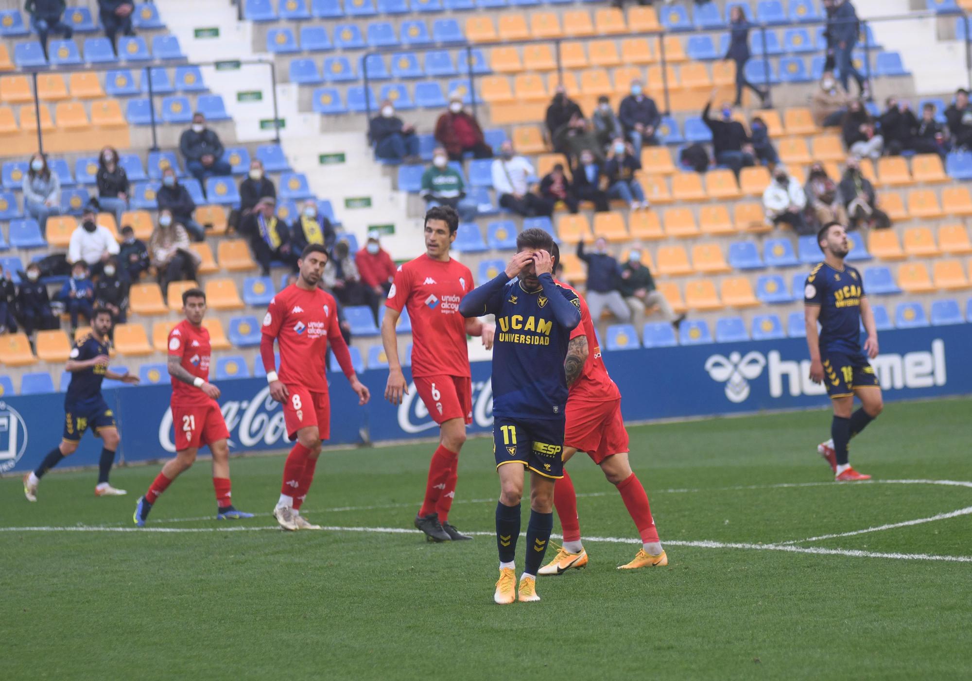 El Alcoyano ahonda la crisis del UCAM Murcia