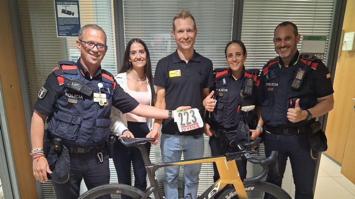 El ciclista ha recuperado la bici de manos de los Mossos