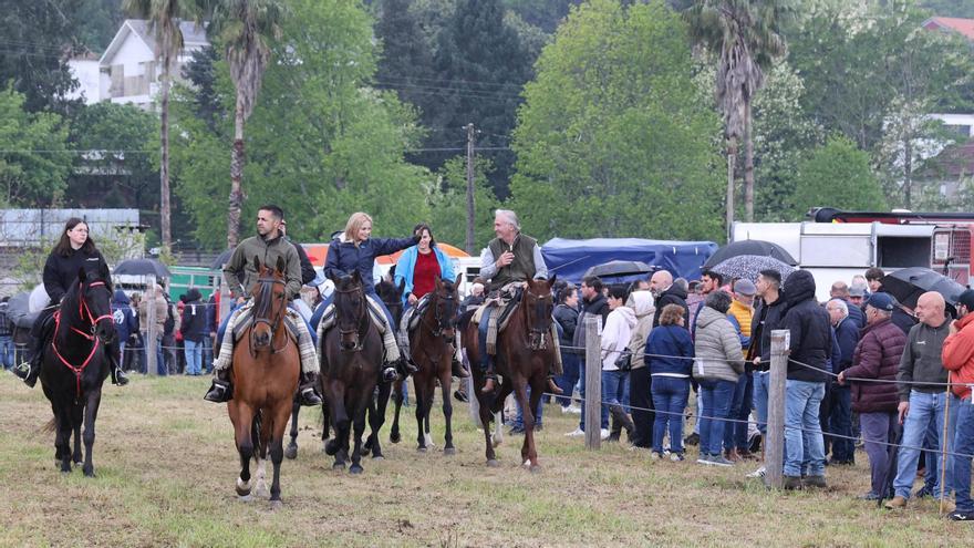 Miles de personas despiden a caballo y en procesión el San Telmo