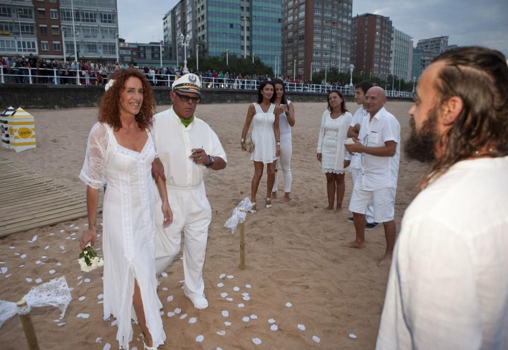 Boda ibicenca en la playa de Gijón