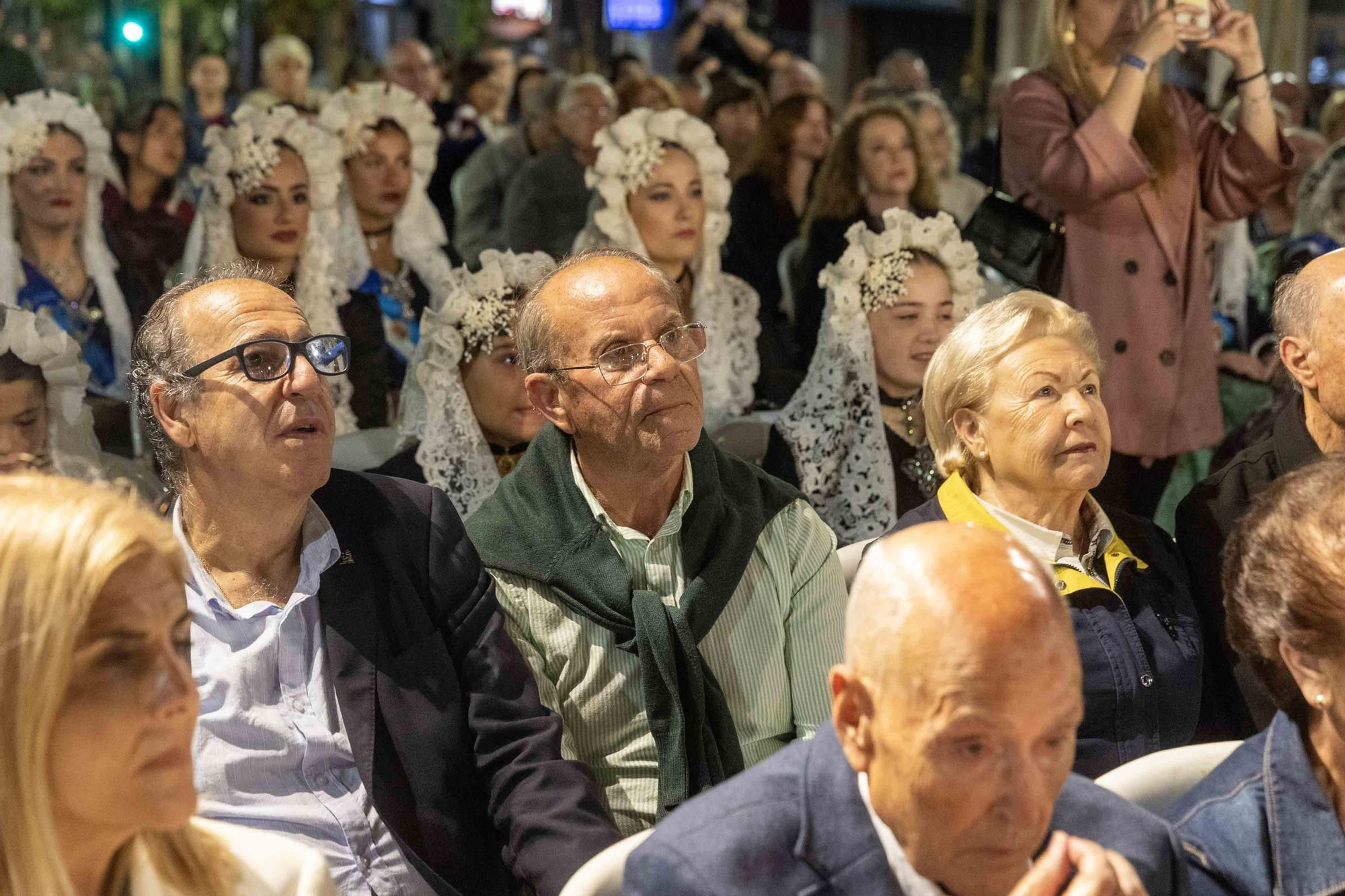 El homenaje al fundador de las Hogueras, José María Py, y el Festival de Bandas de Andrés Llorens iluminan una noche con olor a fiesta y pólvora