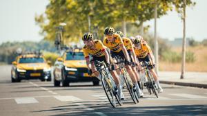 Roglic, en primer plano, y Vingegaard, en cuarta posición, entrenando a las afueras de Barcelona.