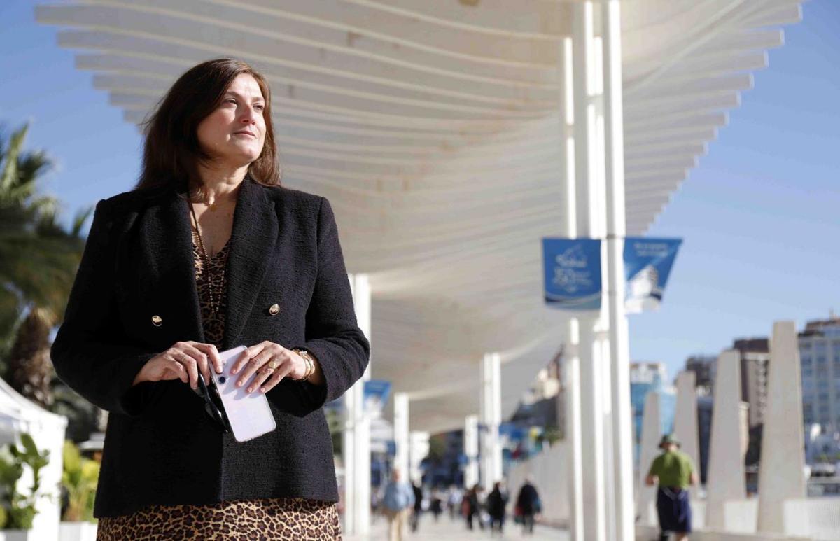 La presidenta de Amupema, Rocío García, en el Palmeral de las Sorpresas del Puerto de Málaga. | ÁLEX ZEA