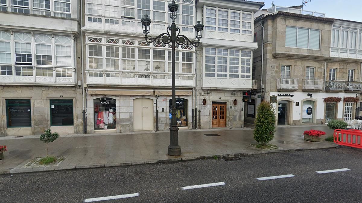 La pensión donde ocurrieron los hechos está ubicada en el casco histórico de Baiona