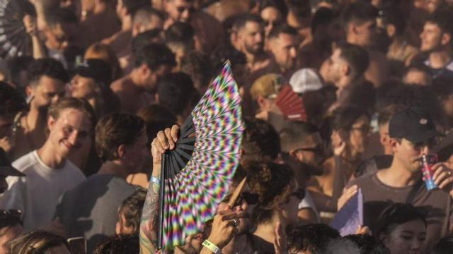 Assistents
al primer dia del Brunch Elektronik Festival de Barcelona es refresquen ahir sota els nebulitzadors d’aigua instal·lats al Parc del Fòrum. | ZOWY VOETEN