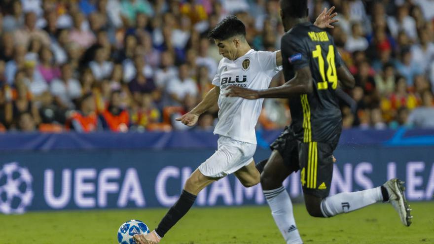 Una acción que se repitió en los últimos minutos: Carlos Soler, como mediocentro, disparando desde la frontal.