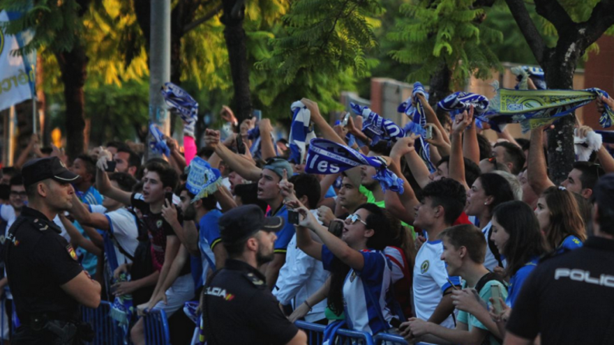 Los aficionados del Hércules animan al autobús de su equipo a su llegada al Rico Pérez.