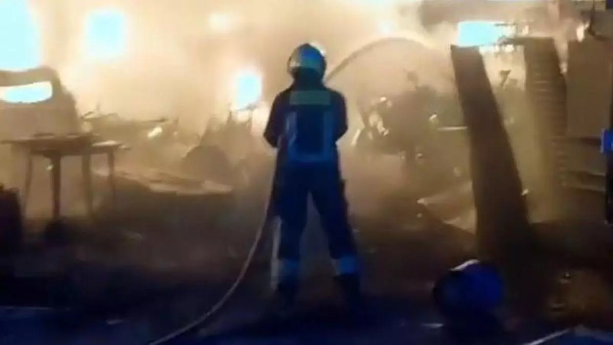 Impactante incendio en Alhaurín el Grande: una nave industrial queda calcinada