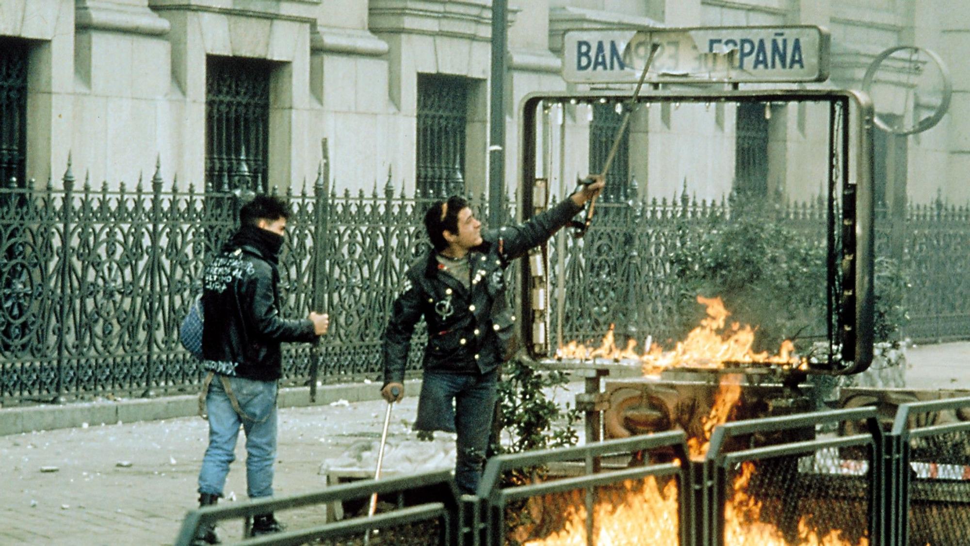 Jon Manteca, conocido como el Cojo Manteca, en las manifestaciones estudiantiles de 1987 en Madrid.