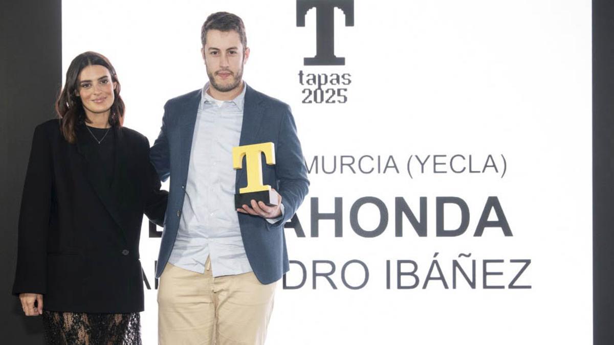 El cocinero Alejandro Ibáñez, chef del restaurante Barahonda de Yecla, posa con el premio 'T de Oro'