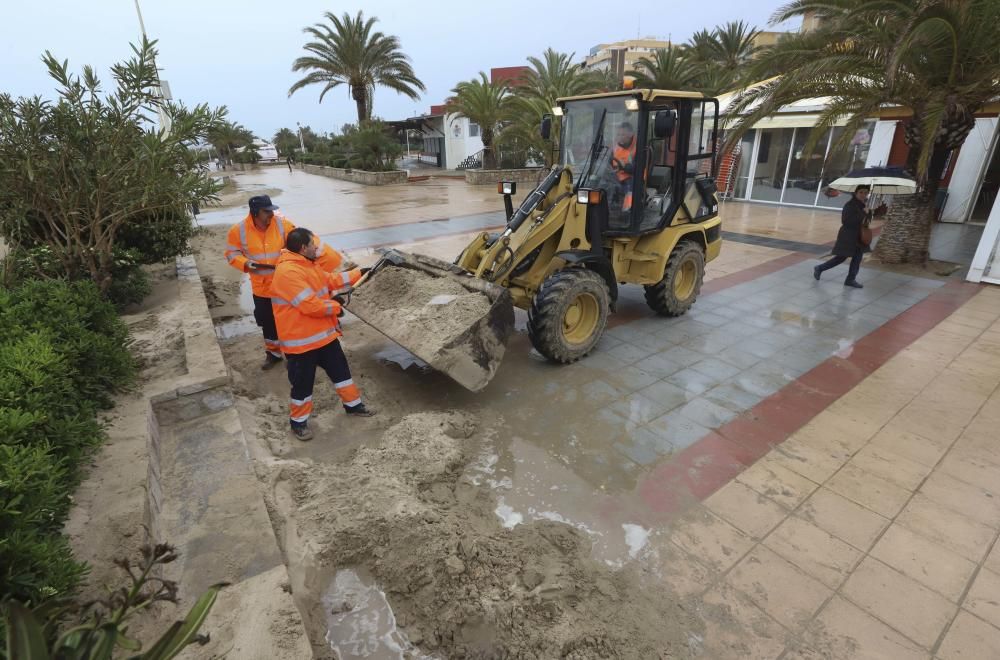 Estado del paseo marítimo del Port de Sagunt por el temporal