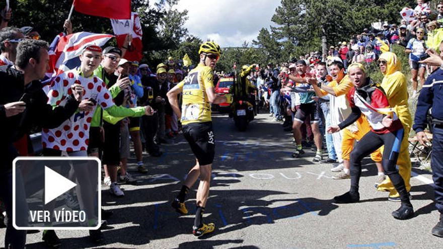 El británico Froome sube corriendo los últimos metros.