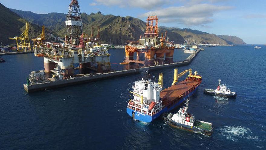 Plataformas petrolíferas y barcos para ser reparados, en el puerto de Santa Cruz de Tenerife.