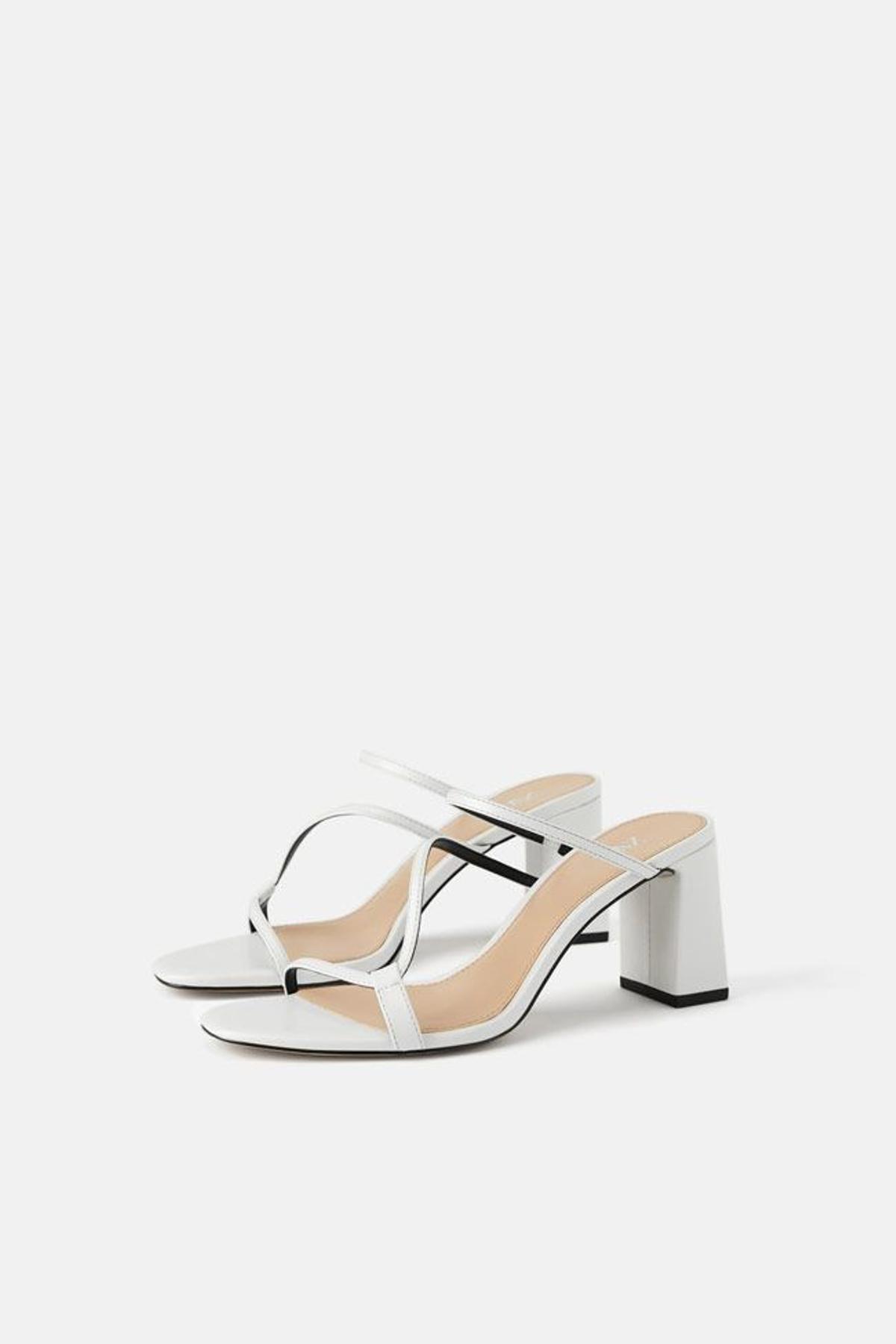 Mule blanco de tacón ancho de tiras de Zara