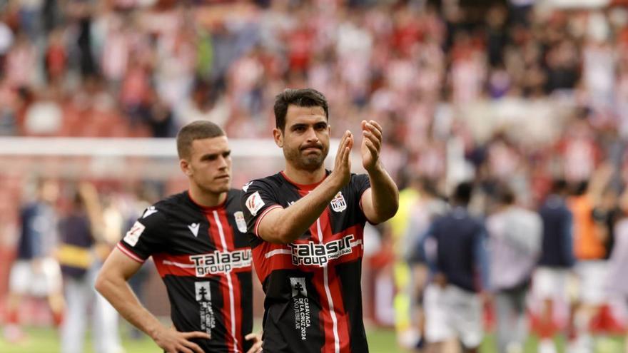 Andy y Diego Moreno saludan a la afición desplazada en El Molinón. | JUAN PLAZA/LNE