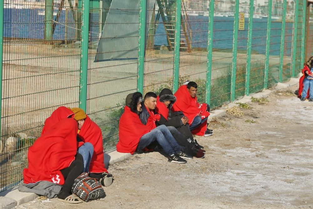 Guardia Civil, Cruz Roja y Salvamento Marítimo han puesto en marcha el protocolo para recepcionar a 24 personas rescatadas en el mar y que ocupaban una patera. 20 hombres y cuatro mujeres