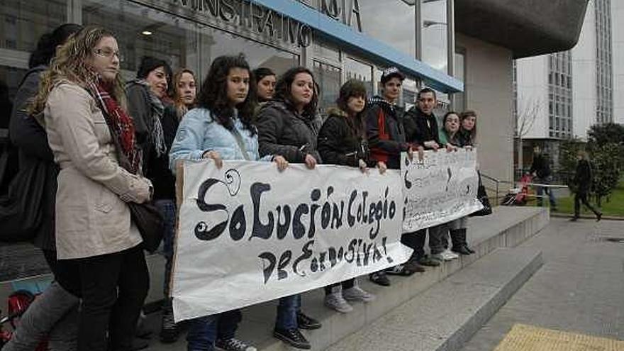 Los alumnos, ayer, ante el edificio de la Xunta en Monelos. / fran martínez