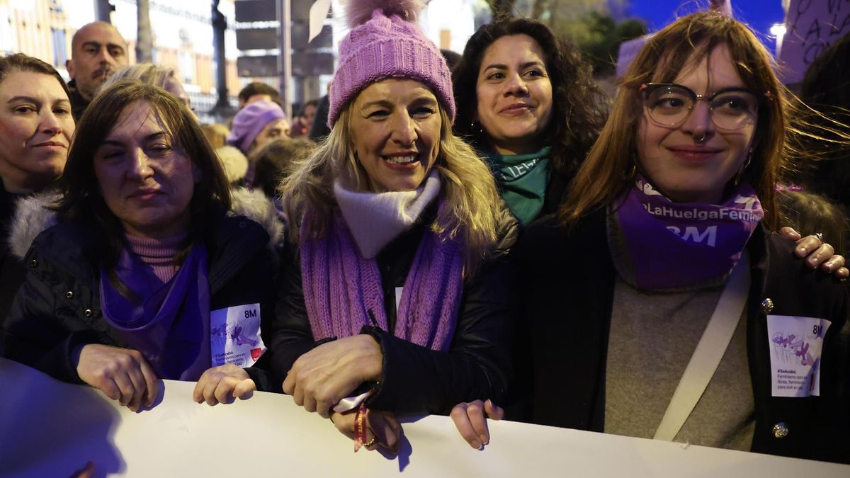 Yolanda Díaz en la manifestación del 8M junto a Elisabeth Duval y Paula Moreno (detrás).