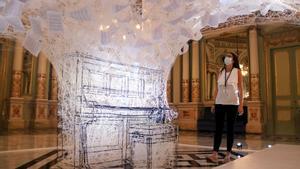 Una noia observa la instal·lació ’Last hope’, de Chiharu Shiota a la Sala Miralls del Liceu. Dilluns 7 de juny de 2021 (Horitzontal)