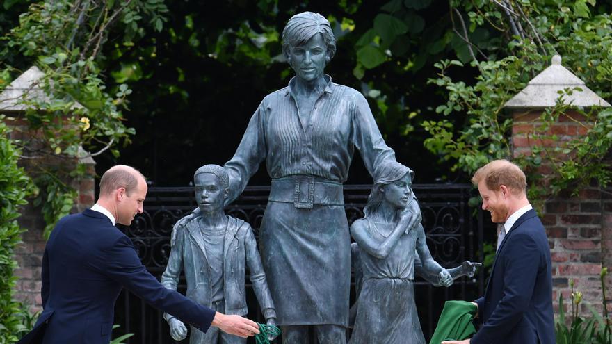 Los príncipes Guillermo y Enrique, descubre la estatua dedicada a Diana de Gales.