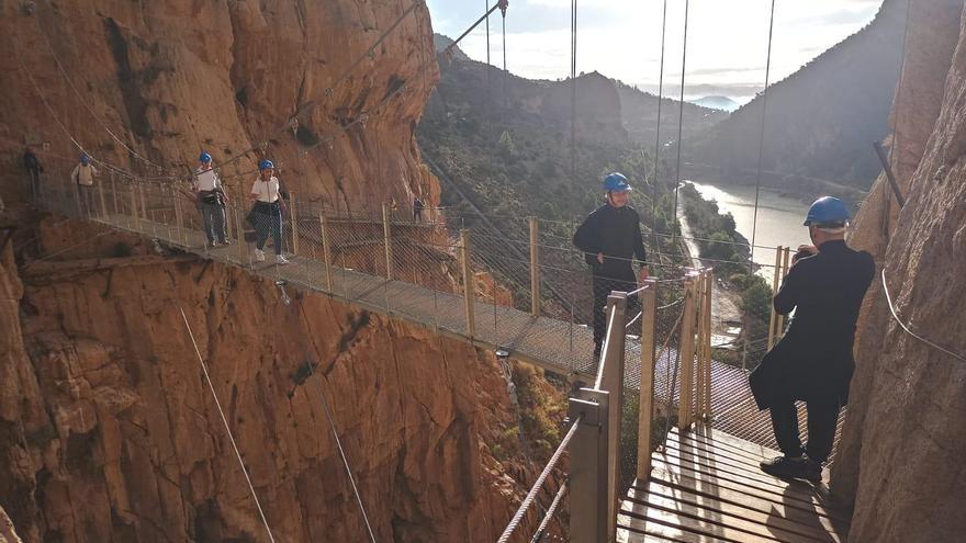 La reapertura por el acceso sur del Caminito del Rey atrae a unas 600 personas con un recorrido circular provisional