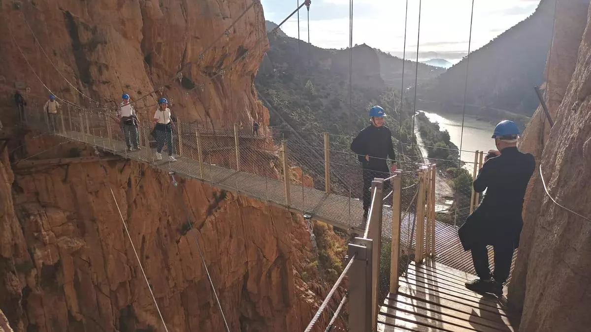 La reapertura por el acceso sur del Caminito del Rey atrae a unas 600 personas con un recorrido circular provisional