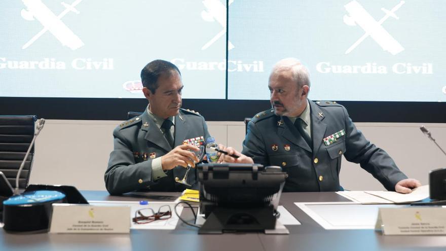 El coronel Ezequiel Romero, cap de la comandància de la Guàrdia Civil de Huelva  i Jesús García, tinent coronel de la Unitat Central Operativa, informant sobre la investigació del cas de la desaparició de la professora Laura Luelmo a El Campillo