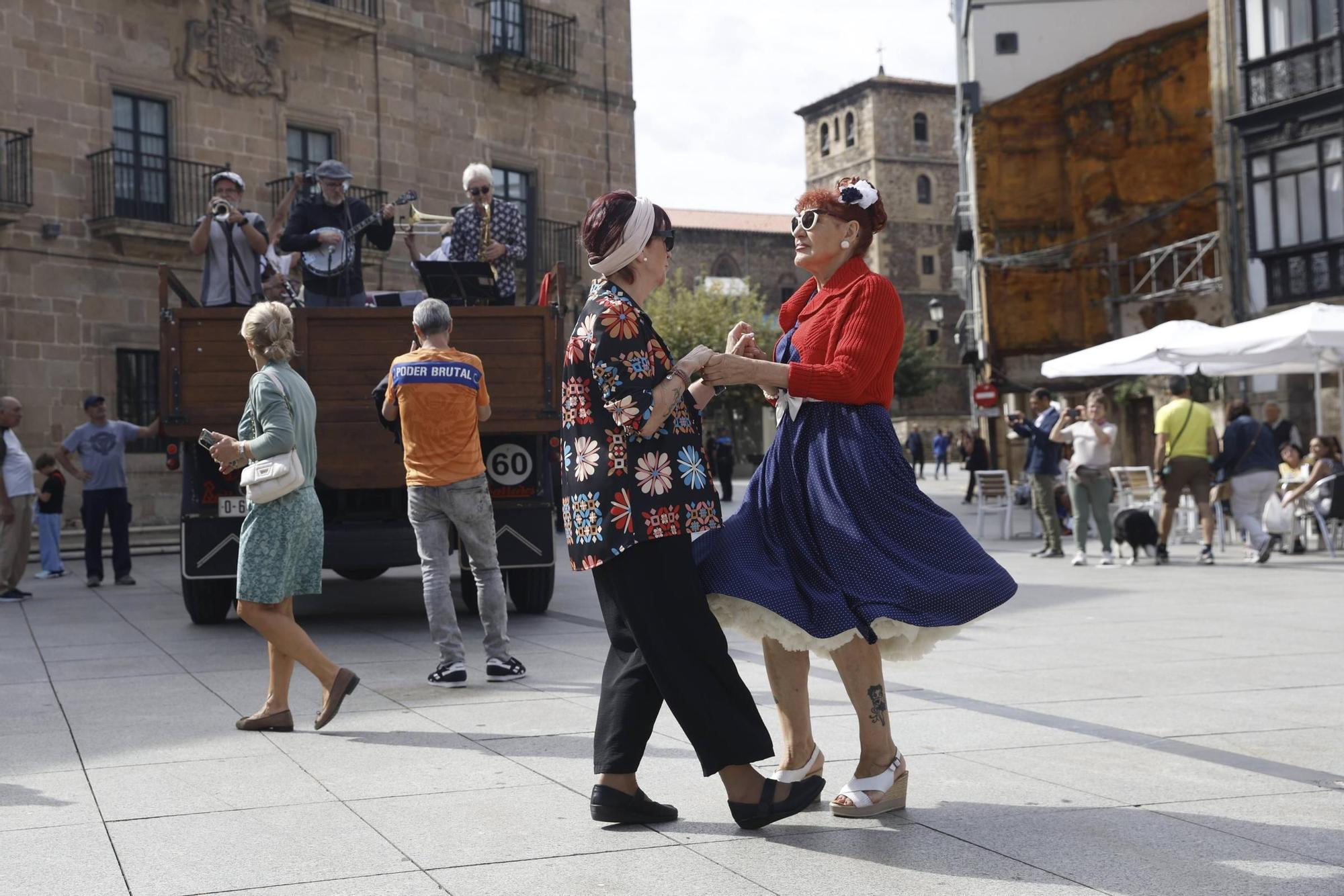 EN IMÁGENES: Así fue el concierto ambulante de jazz por las calles del casco histórico de Avilés