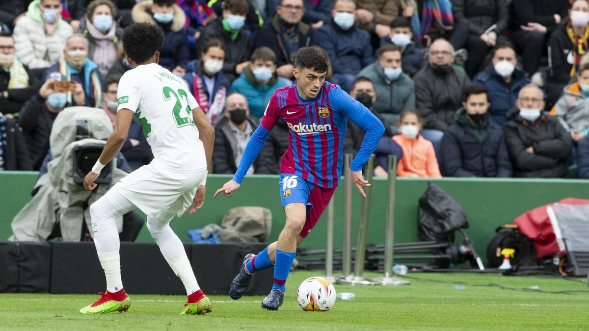 Pedri supera a Mojica en el Elche-Barça de La Liga 2021/22