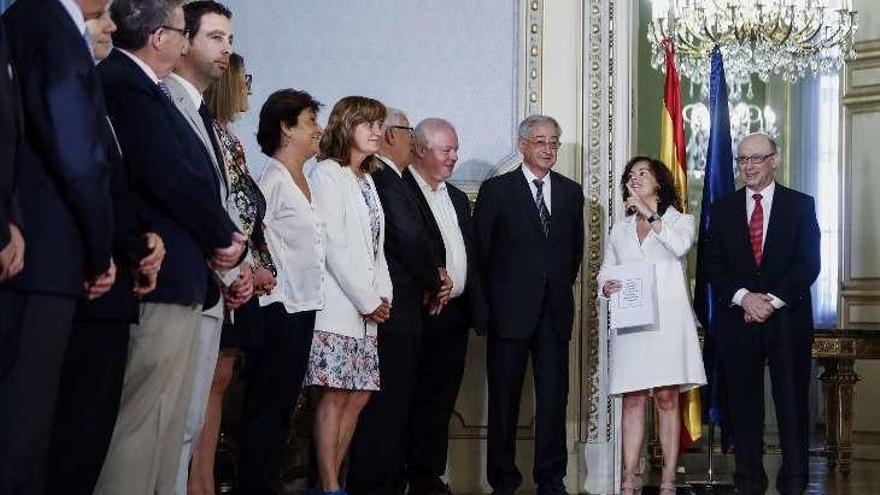 Santamaría y Montoro, ayer con los expertos de financiación.// Efe