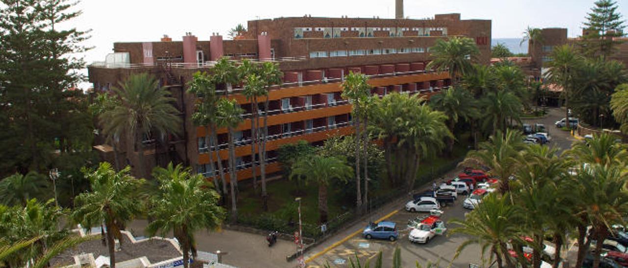 Vista de uno de los edificios del hotel Maspalomas Oasis, de Riu, con la recepción al fondo.