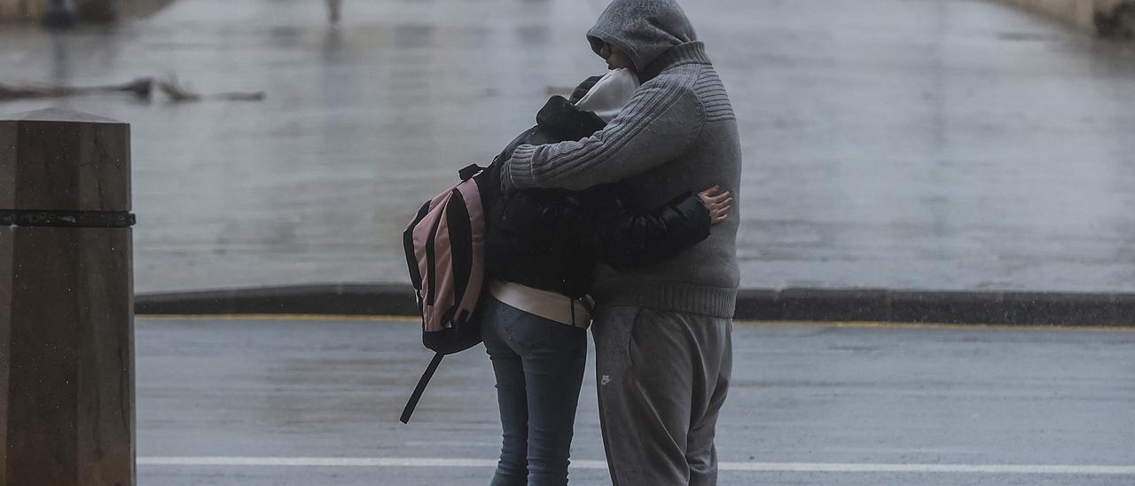 Una pareja se abraza mientras llueve, a 6 de febrero de 2023, en Valencia, Comunidad Valenciana (España). El panorama que depara el tiempo en Valencia esta semana, tal como revela la previsión de la Agencia Estatal de Meteorología (Aemet) es de lluvia, fu
