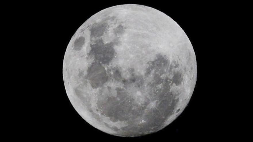 Encuentran partículas de agua en la Luna.