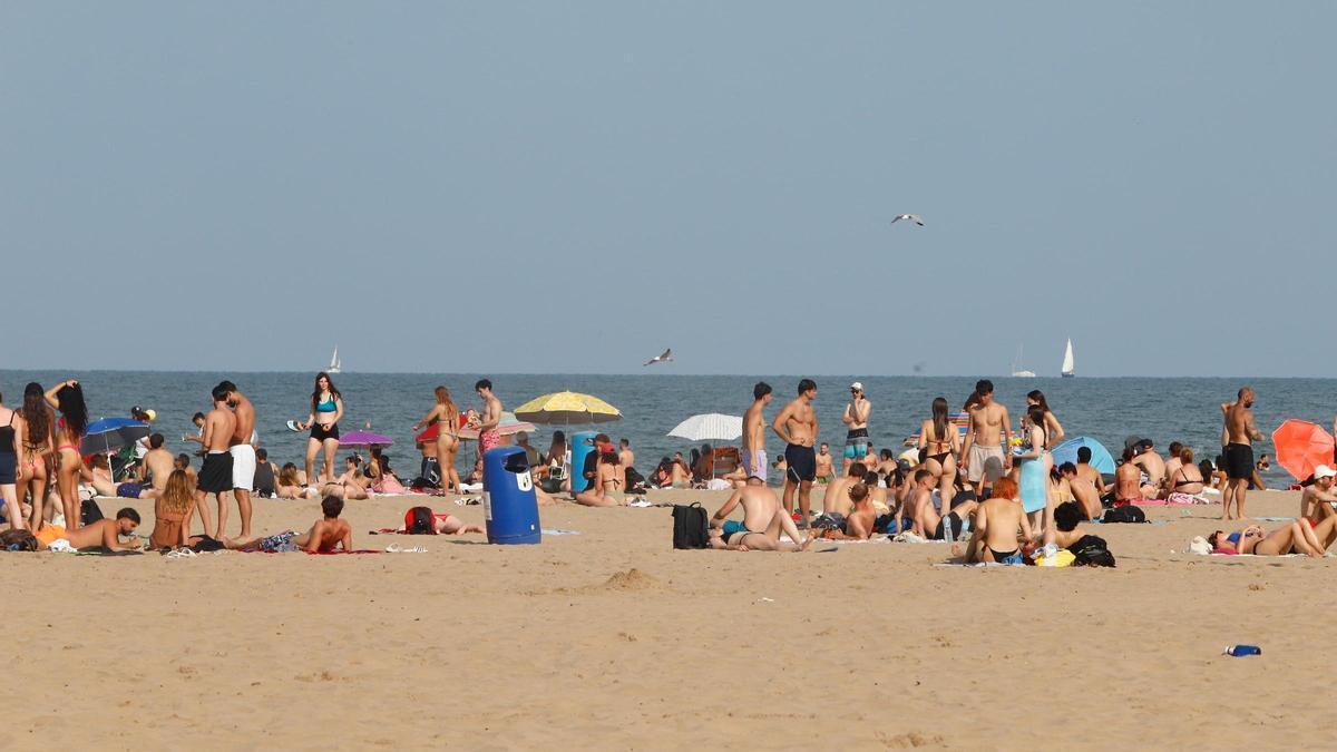 Una de las playas de Valencia llena de bañistas.