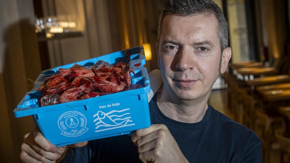 Dani Rueda, con gambas de la Barceloneta en el restaurante Delta.