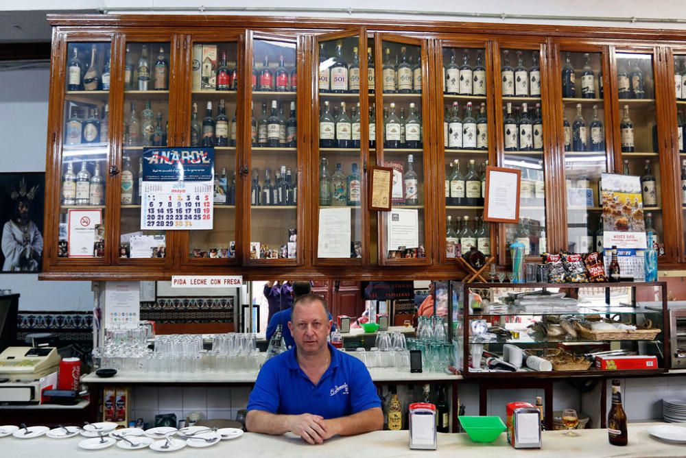 En 1949, José Gálvez y Aurora Toro, tras estar al frente del bar El Brillante, en Puerta Nueva, decidieron trasladarse a la calle Pozos Dulces y abrir el bar El Diamante. Siete décadas después, conserva gran mayoría del mobiliario y objetos originales