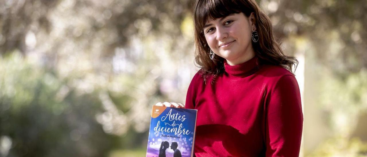 Joana Marcús ayer con su último libro publicado en papel, ‘Antes de diciembre’. | B. RAMON